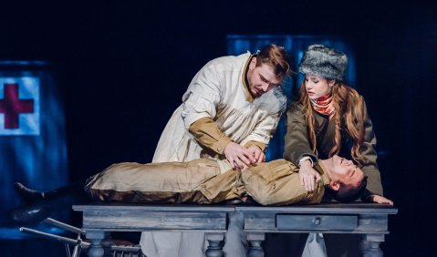 Doktor Schiwago. Premiere 27.01.2018 // Jurij Schiwago (Jan Ammann), Larissa Guichard [Lara] (Lisa Habermann), Janko (Stephen Budd). Foto: © Kirsten Nijhof