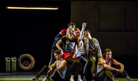 v.l.: Karim Plett (Baktus), Tristan Giovanoli (Nasir), Nicola Kripylo (Jenny), Timo Stacey (Tropi), Florentine Beyer (Brüning), Johannes Krimmel (Hagen). Foto: Nasser Hashemi 