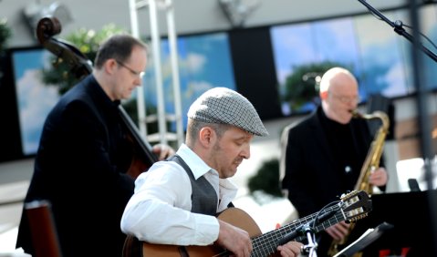 Drumfree: Wolfgang Muthspiel, Dieter Ilg und Andy Scherrer in der BMW Welt. Foto: Ssirus W. Pakzad