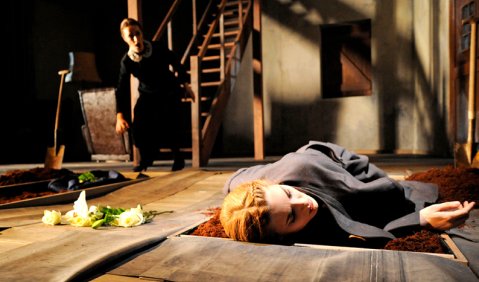 „Die Frauen der Toten“: Marisca Mulder und Mireille Lebel in der Erfurter Uraufführung. Foto: Lutz Edelhoff