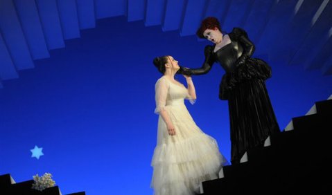 Edith Haller (Euryanthe) und Christiane Libor (Eglantine) in Roland Aeschlimanns Karlsruher „Euryanthe“-Inszenierung. Foto: Jacqueline Krause-Burberg/Badisches Staatstheater