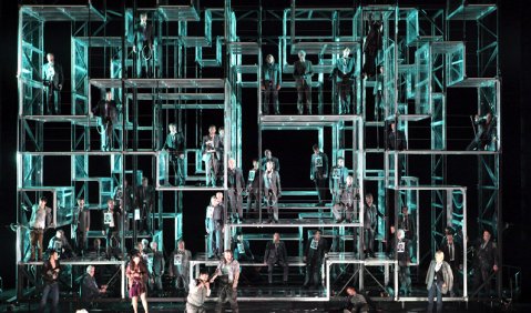 Chor und Ensemble in Bieitos Münchner Fidelio-Labyrinth. Foto: Wilfried Hösl