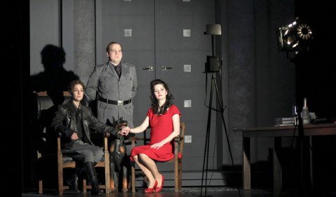 Naiver Realismus: Juliane Banse, Anna Prohaska und Lars Woldt im Wiener „Fidelio“. Foto: Herwig Prammer