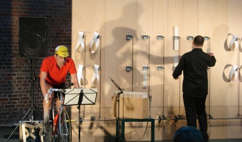 Spektakuläre Filanofsky-Performance in der Ruine der von Karl Friedrich Schinkel erbauten St. Elisabeth-Kirche. Foto: Dietrich Heißenbüttel 