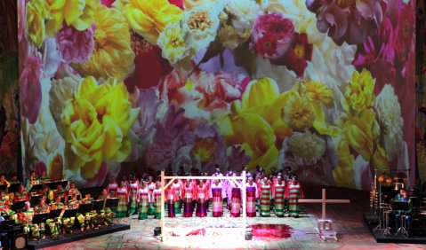 Eingeweide zu Blumenmeeren: Hermann Nitsch bebildert in München Messiaens Franziskus-Oper. Foto: Wilfried Hösl