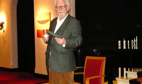 Frank Corcoran erhält den Seán Ó Riada Preis 2012. Foto: Hans-Dieter Grünefeld 