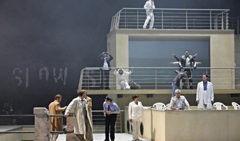 Der Chor als Protgagonist: Mitglieder des Chores der Staatsoper Stuttgart in Hans Thomallas „Fremd“. Foto: A.T.Schaefer 
