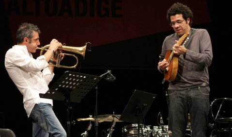 Flügelhorn-Poet trifft Mandolinen-Virtuosen: Paolo Fresu und Hamilton de Holanda beim Südtirol Jazz Festival. Foto: Ralf Dombrowski
