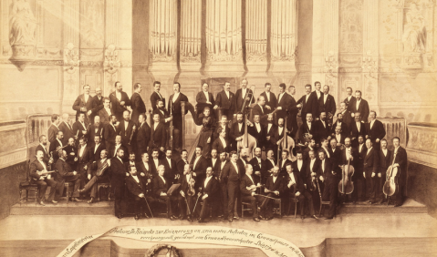 In der Mitte: Harfenistin Marie Hofmann ist 1891 die erste Frau im Gewandhausorchester
