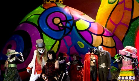 Maria Markina (Zerlina), Wilhelm Schwinghammer (Leporello), Wolfgang Koch (Don Giovanni) und der Chor der Hamburgischen Staatsoper in Dörries Don Giovanni-Inszenierung Foto: Bernd Uhlig