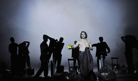 Gelbe Karte vom Wüstling: Ildebrando d’Arcangelo als Don Giovanni an der Deutschen Oper. Foto: Marcus Lieberenz im Auftrag der DEUTSCHEN OPER BERLIN