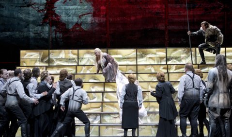 Götterdämmerung im Schillertheater: Iréne Theorin (Brünnhilde), Mikhail Petrenko (Hagen), Ian Storey (Siegfried) und der Staatsopernchor. Foto: Monika Rittershaus