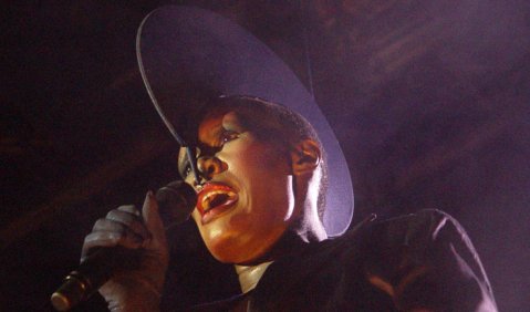 Selbstinszenierung mit Style: Grace Jones in Düsseldorf. Foto: Stefan Pieper