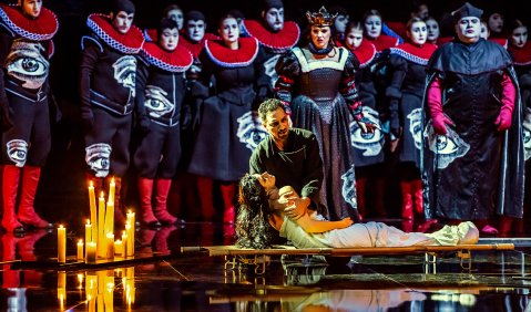 Szene mit Tatiana Larina (Ophelia – liegend), Gustavo Peña (Hamlet), Katerina Hebelkova (Gertrude), Noé Colín (Priester) – v.l. Foto: Nasser Hashemi 