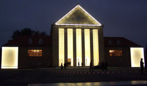 Das Festspielhaus Hellerau  leuchtet. Foto: Deutscher Werkbund