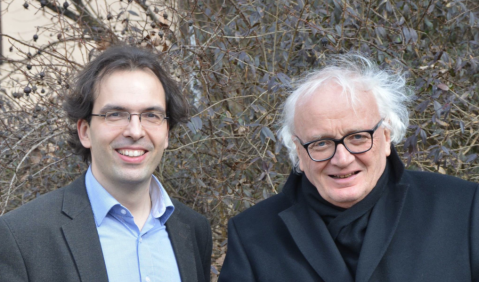 Der Komponist Wilfried Hiller (rechts) und der Dirigent Matthias Beckert. Foto: Presse, Monteverdichor Würzburg