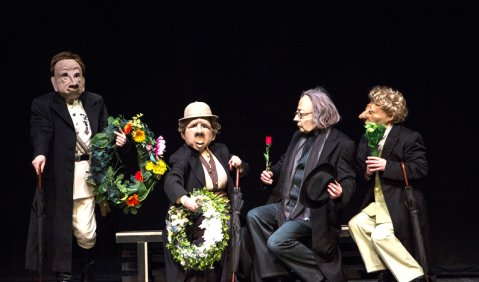 Die Maskenspieler Mats Süthoff. Anna Kistel, Hajo Schüler und Björn Leese in  „Himmelerde“ an der Staatsoper Berlin. Foto: Bernd Uhlig