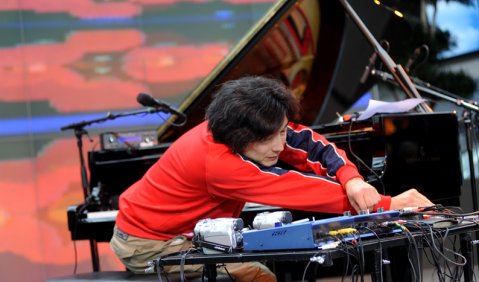 Der Jazzpianist als Sendersuchläufer: Hoppy Kamiyama beim BMW Welt Jazz Award