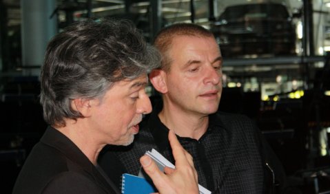 Regisseut Martin Mühleis und Dominique Horwitz in der Gläsernen Manufaktor in Dresden. Foto: Michael Ernst