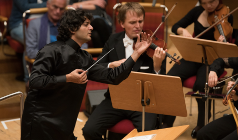 Hossein Pishkar im Finalkonzert um den Deutschen Dirigentenpreis mit dem WDR Sinfonieorchester in der Kölner Philharmonie. Foto: WDR / Thomas Kost
