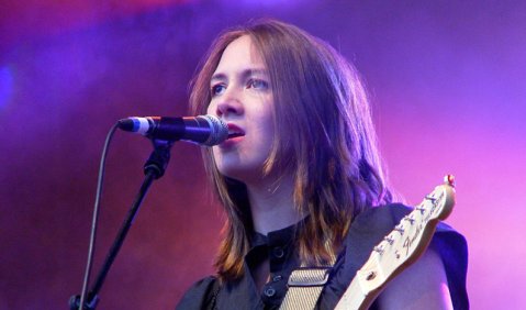 Dramatische Steigerungskraft: Sophie Hunger beim Haldern Pop Festival 2010. Foto: Stefan Pieper