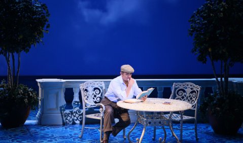 „Er drückts ja schön hinauf“: Placido Domingo als Pablo Neruda in Daniel Catáns „Il postino“ im Theater an der Wien. Foto: Rolf Bock 