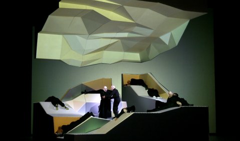 „Idomeneo“ In Bremen: Luis Olivares Sandoval in der Titelpartie und der Opernchor. Foto: Jörg Landsberg