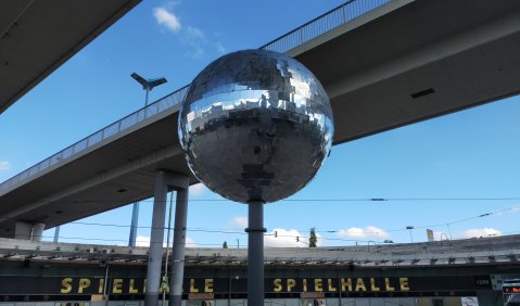 Discokugel des Lichtkünstlers Nils R. Schultze in Halle. Foto: Roland H. Dippel