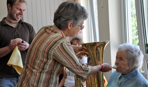 In der intergenerativen Musizierstunde der Würzburger Professorin Barbara Metzger erleben Senioren mit Demenz zusammen mit Förderschülern Musik in ihren vielfältigen Facetten. Foto: Pat Christ