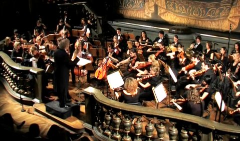 Das Junge Tonkünstler Orchester unter Manfred Jung 2008 im Markgräflichen Opernhaus Bayreuth. Foto: nmzMedia