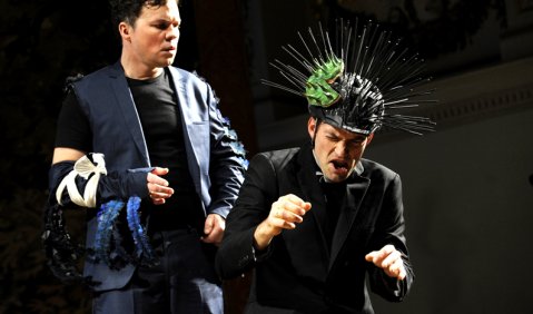 Hagen Matzeit und Markus Butter in Miroslav Srnkas „Jakub Flügelbunt“. Foto: Matthias Creutziger 