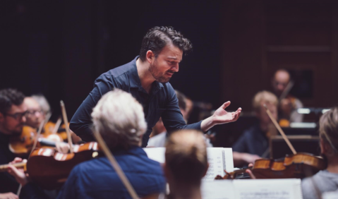 James Gaffigan. Foto: Komische Oper, Ole Wuttudal