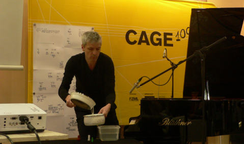 Jan Gerdes zelebriert Cages Water Music auf der Leipziger Buchmesse. Foto: Barbara Lieberwirth