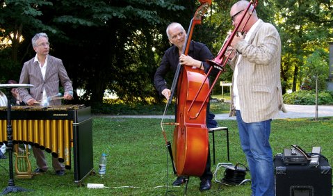 Im Zwiegespräch mit der Natur: Christopher Dell, Lars Danielsson und Nils Landgren auf der Roseninsel. Foto: Godehard Lutz