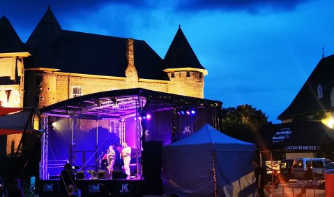 Corona macht erfinderisch. Jazzlocations an der frischen Luft zwischen der malerischen Burg Linn bei Krefeld und einem Gewerbegebiet in Hilden. Foto: Stefan Pieper