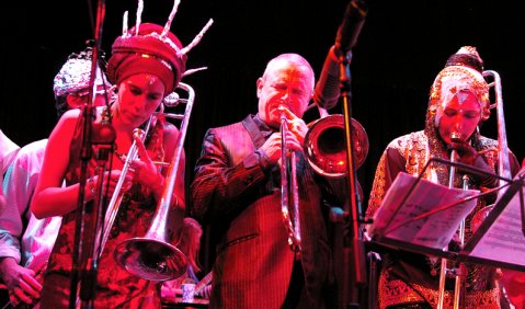 Opulentes Fest im Geiste Sun Ras: die „Space Elephants“ mit ihrem Programm „Calling Planet Munich“. Foto: Godehard Lutz