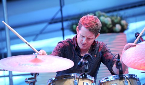 Aus der Ruhe Kraft gewinnen: „Leading Drummer“ Jim Black beim BMW Welt Jazz Award 2013. Foto: Ssirus W. Pakzad