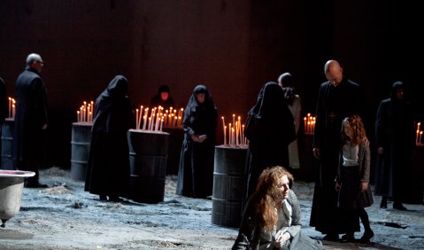 Leoš Janáčeks „Katja Kabanowa“ an der Staatsoper Berlin. Vorne: Eva-Maria Westbroek (Katja). Foto: Bernd Uhlig
