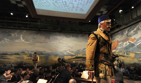 Rainer Maria Röhr (Karl May jung), Julian Arsenault (Karl May alt). Foto: © Matthias Creutziger