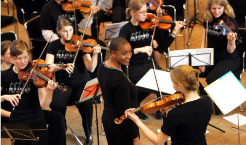 Kathy Kelsh und das Orchester der Lüneburger Musikschule. Foto: Andreas Tamme