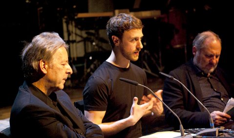 Der Komponist erklärt sich: Mark Barden, umrahmt von den Moderatoren Peter Ruzicka und Siegfried Mauser. Foto: Juan Martin Koch
