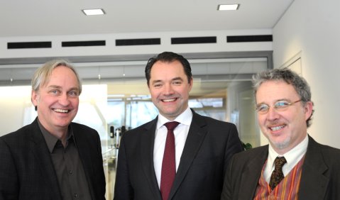 Andreas Kolb von der Jazzzeitung vor dem Interview mit dem Chef der BMW Welt, Thomas Muderlak (Mitte), und dem Juryvorsitzenden des BMW Welt JazzAward, Oliver Hochkeppel (re.). Foto: Ssirus W. Pakzad