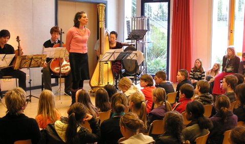 Berios Follksongs interkulturell: Salome Kammer und Mitmusiker beim Schulworkshop in Brühl. Foto: Geer