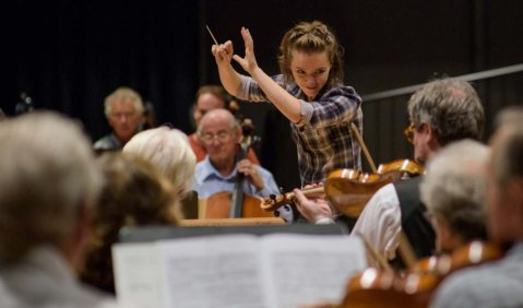 Anna Rakitina dirigiert das Kritische Orchester. Foto: Simon Pauly
