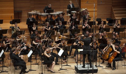 Das Young Philharmonic Orchestra Jerusalem-Weimar unter David Afkham beim Kunstfest Weimar. Foto: Maik Schuck
