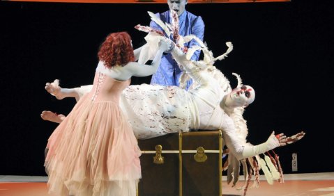 Henzes »L'Upupa« an der Dresdner Semperoper. Foto: Semperoper, Matthias Creutziger