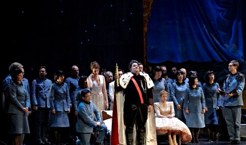 Sally du Randt, Eric Laporte, Cathrin Lange und der Augsburger Opernchor in Chabriers L'Étoile. Foto: A.T. Schaefer