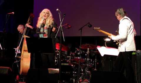 Lars Danielsson, Caecilie Norby und Nguyên Lê bei der ACT Jubilee Night in München. Foto: Ralf Dombrowski