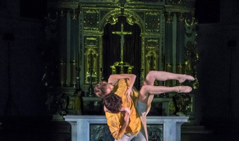 Lauda - Uraufführung am 14. November 2014 in der Kirche St. Michael, Choreographie: Simone Sandroni/Norbert Graf, Musik: Gavin Bryars, Sopran: Orlanda Bryars. Foto: Franz Kimmel
