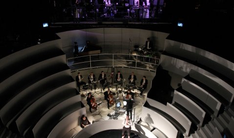  Claudio Otelli (unten), Ensemble und Bremer Philharmoniker unter der Leitung von Killian Farrell. Foto: Jörg Landsberg